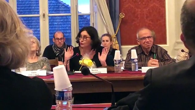 Conseil municipal de Vesoul : une adjointe offre une pelle et une balayette à un élu de l’opposition