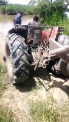 Traverser une rivière avec un tracteur