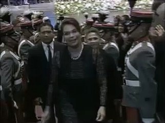 Este es el momento en el que adolescentes lanzan cal a Roxanna Baldetti.