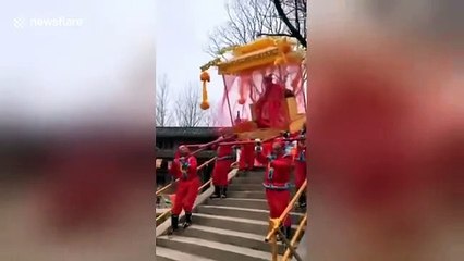 سقوط مروع لسيدة في عرض استعراضي وسط ممر سياحي