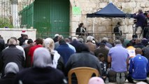 Filistinliler vakit namazını Aksa'nın kapısında kıldı  - KUDÜS
