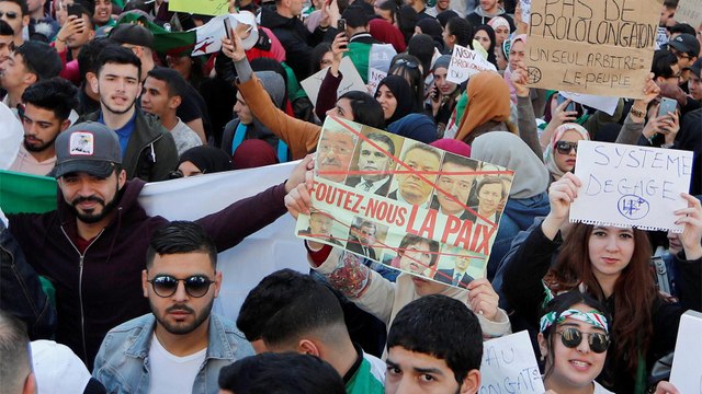 الجزائريون لا يكتفون بتنازلات بوتفليقة ويطالبون بالرحيل الكامل