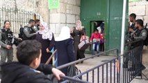 Filistinliler Vakit Namazını Aksa'nın Kapısında Kıldı