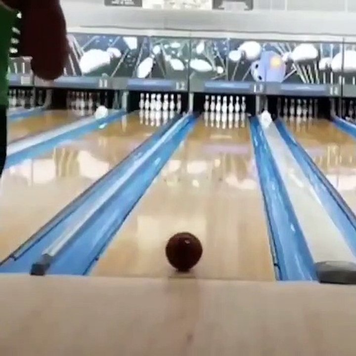 Ce gars est un génie du bowling
