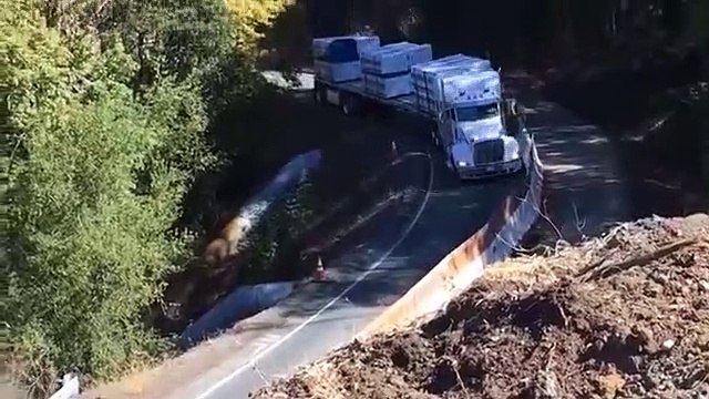 Ce camion disparait dans le ravin en plein virage