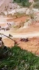 Des motard tentent de franchir une côte verticale en motocross !