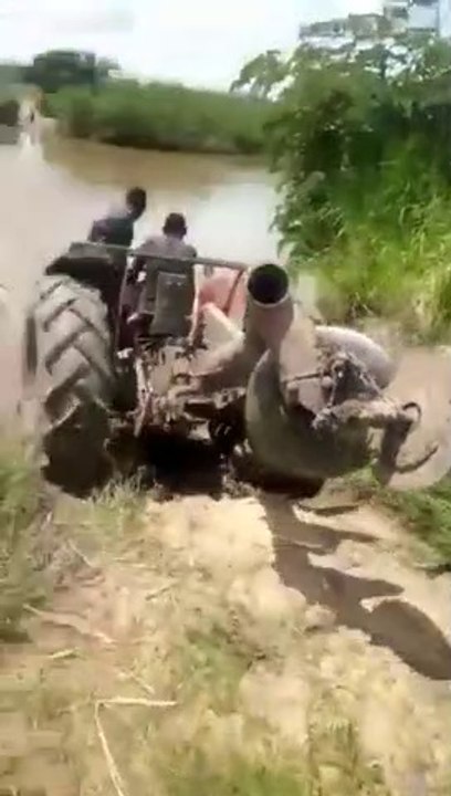 Ils tentent de traverser une rivière avec un tracteur... Attendez la fin
