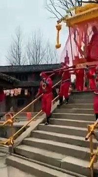 Une impératrice fait une énorme chute dans les escaliers !