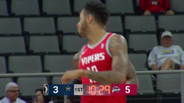 Chris Walker throws down the alley-oop!