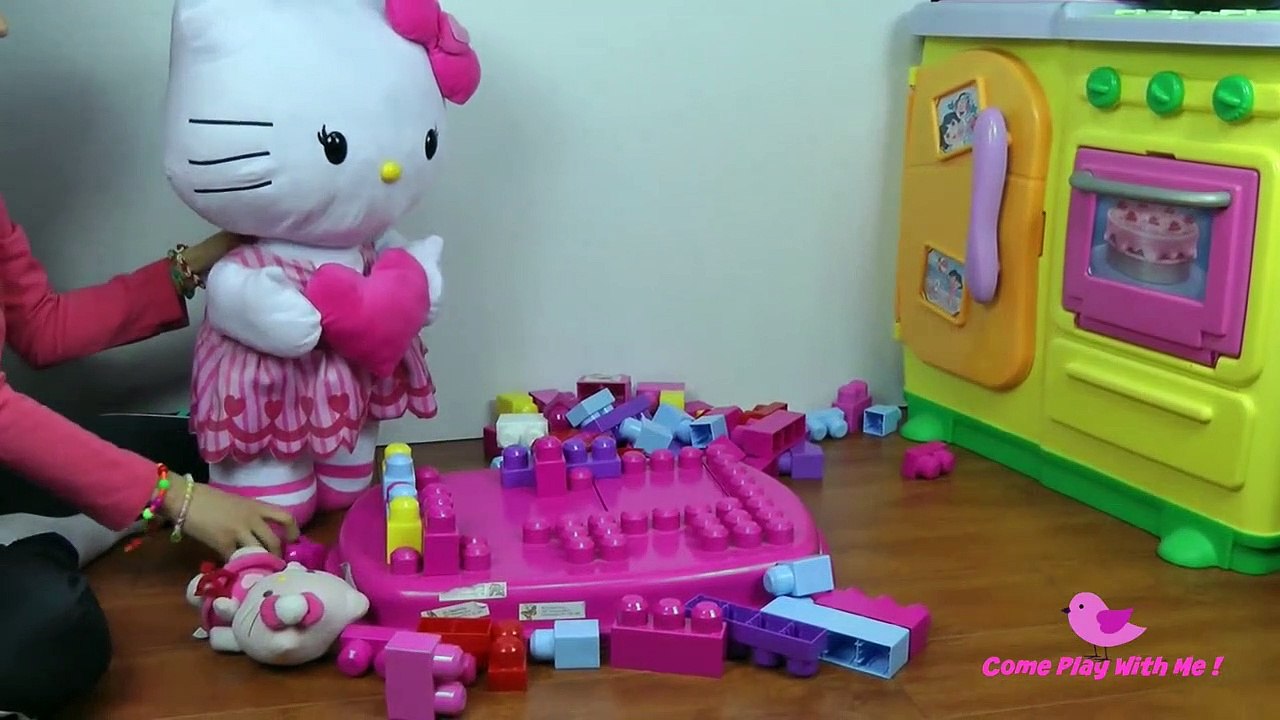 Géant Hello Kitty rencontre la petite Hello Kitty Jeu amusant pour les enfants