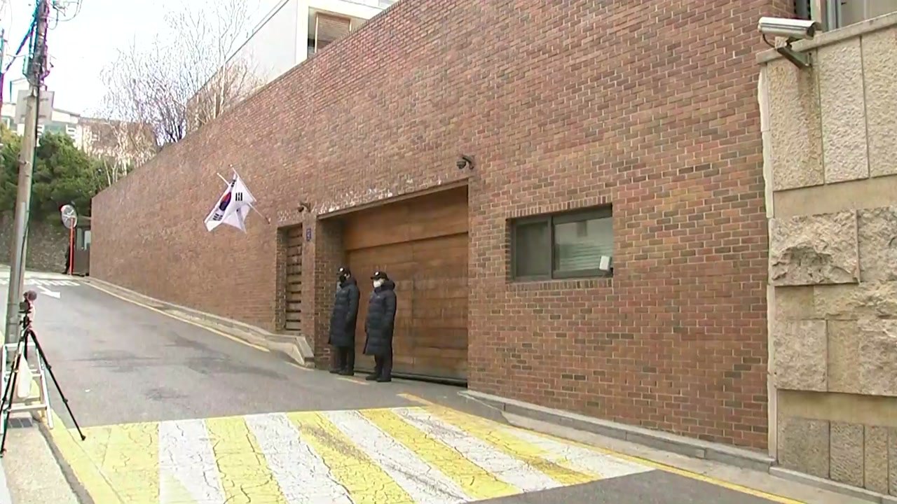 MB 석방 후 첫 재판 출석...자택 앞은 '한산' / YTN