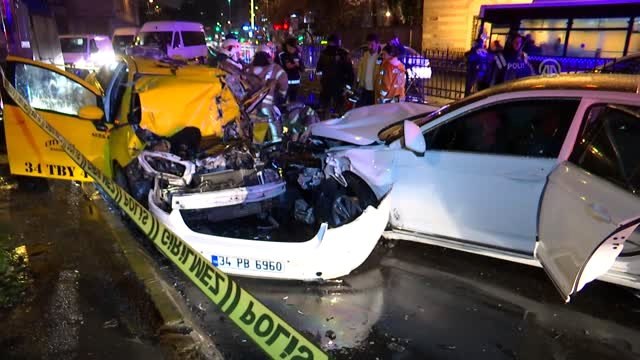 Beşiktaş'ta İki Otomobil Çarpıştı: 1 Ölü, 2 Yaralı - İstanbul