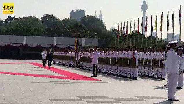 文在寅到访国会 获21响礼炮欢迎