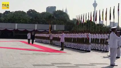 文在寅到访国会    获21响礼炮欢迎