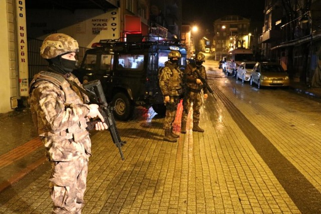 İstanbul'da 40 Adrese Uyuşturucu Baskını: 40 Gö...