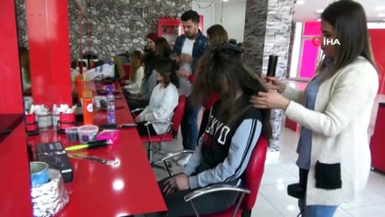 Kazakistanlı bayan kuaförü Yüksekova’da örnek oldu