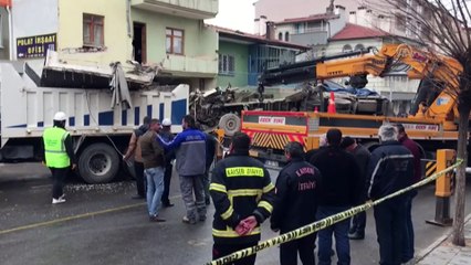 5 araca çarpan kamyon beyaz eşya deposuna girdi: 2 ölü, 1 yaralı (2) - KAYSERİ