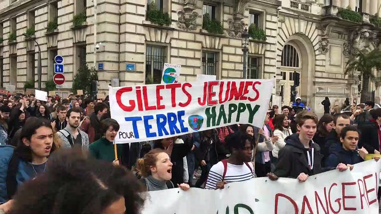 VIDEO. Tours : près de 3.000 lycéens dans la rue pour le climat