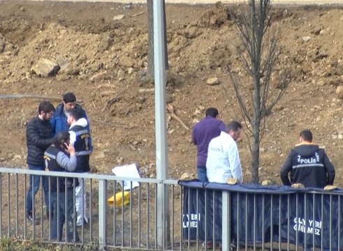 Seyrantepe Tem Otoyolu Kenarında İncelenen Şüpheli Paketten El Yapımı Patlayıcı ve Bomba...