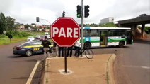 Ônibus e bicicleta batem no acesso ao Bairro XIV de Novembro