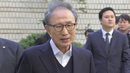 '미소 띤' MB, 보석 후 첫 법원행...불출석 이팔성 구인장 / YTN