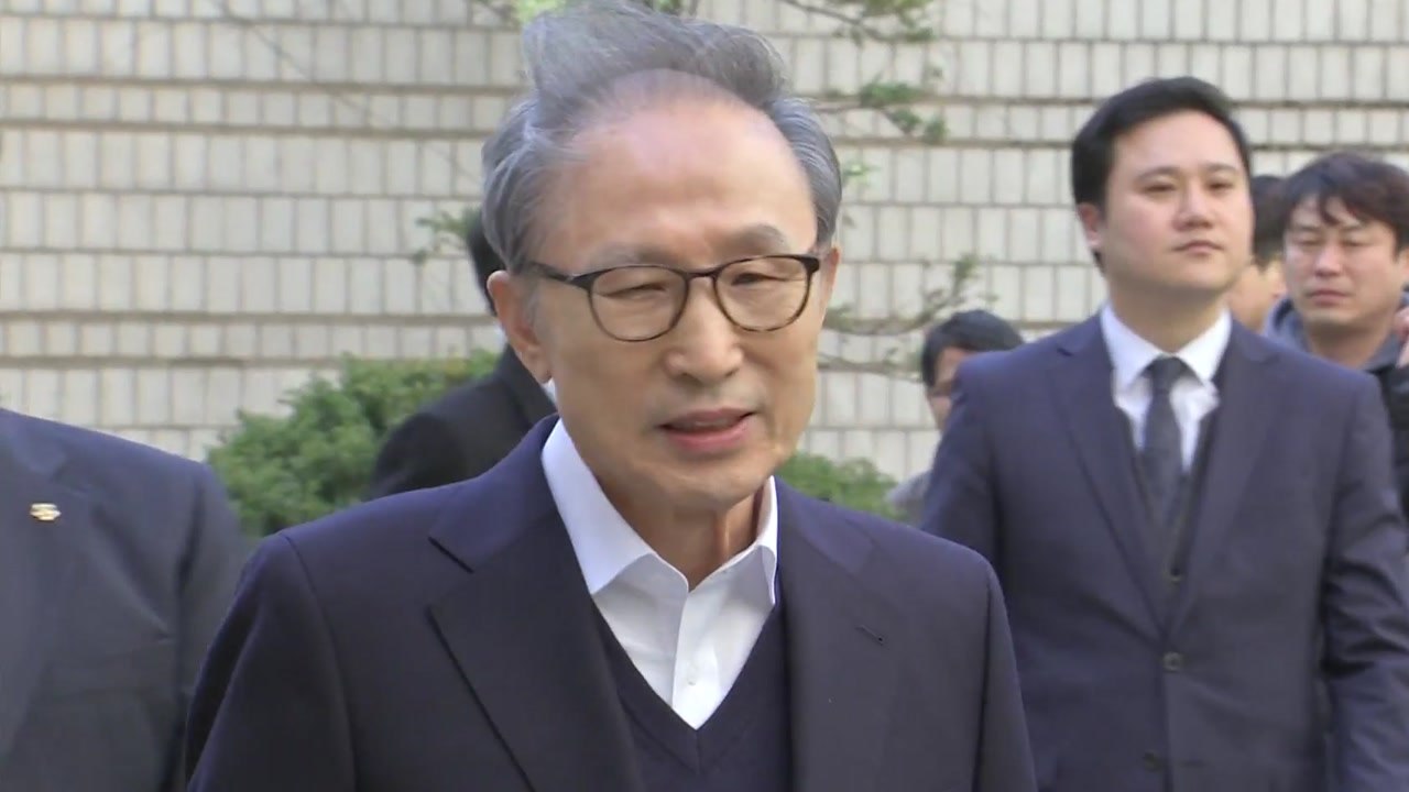 '미소 띤' MB, 보석 후 첫 법원행...불출석 이팔성 구인장 / YTN