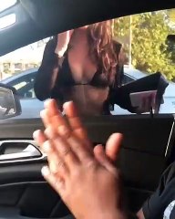 Elle se refait une beauté dans la vitre teinté d’un automobiliste et le traite de pervers