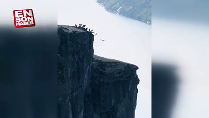 Bekarlığa veda partisi için kayadan boşluğa atladılar