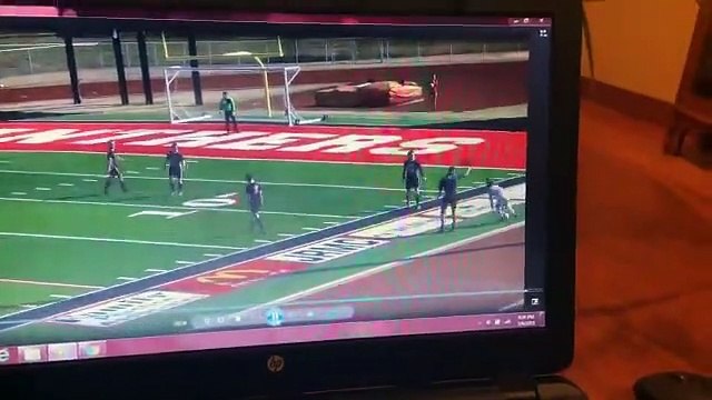 لحظة سقوط عمود عملاق على لاعبي كرة قدم