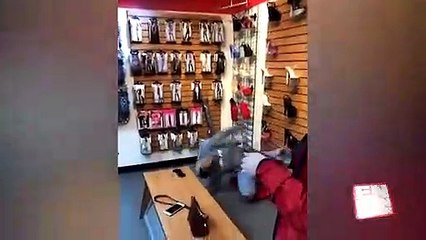 Giydiği topuklu ayakkabılarla yürüyemeyen kadın