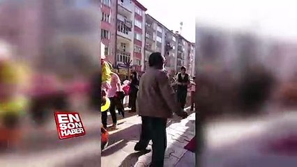Mağaza açılışında müziğin ritmine kendini kaptırıp coşan dayı