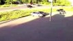 Un automobiliste se prend un poteau au milieu de nulle part sur le parking !