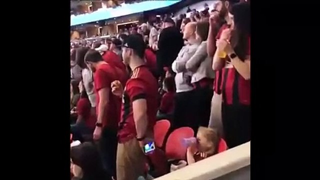 Ce papa a trouvé la technique pour garder sa fille calme à un match de foot