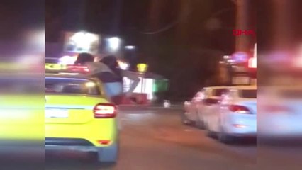 İzmir-Seyir Halindeki Taksinin Camından Çıkıp Dans Ettiler