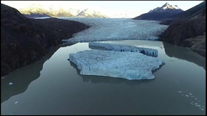 Dos icebergs se desprenden del Glaciar Grey, en la Patagonia chilena