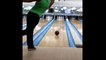 Il réalise un double strike impressionnant au bowling