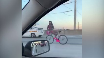 Cette personne fait du vélo à l'envers, sur une autoroute !