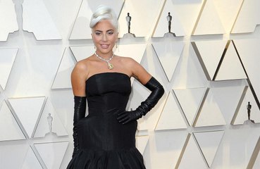 下载视频: Lady Gaga nie les rumeurs de grossesse et annonce son nouvel album