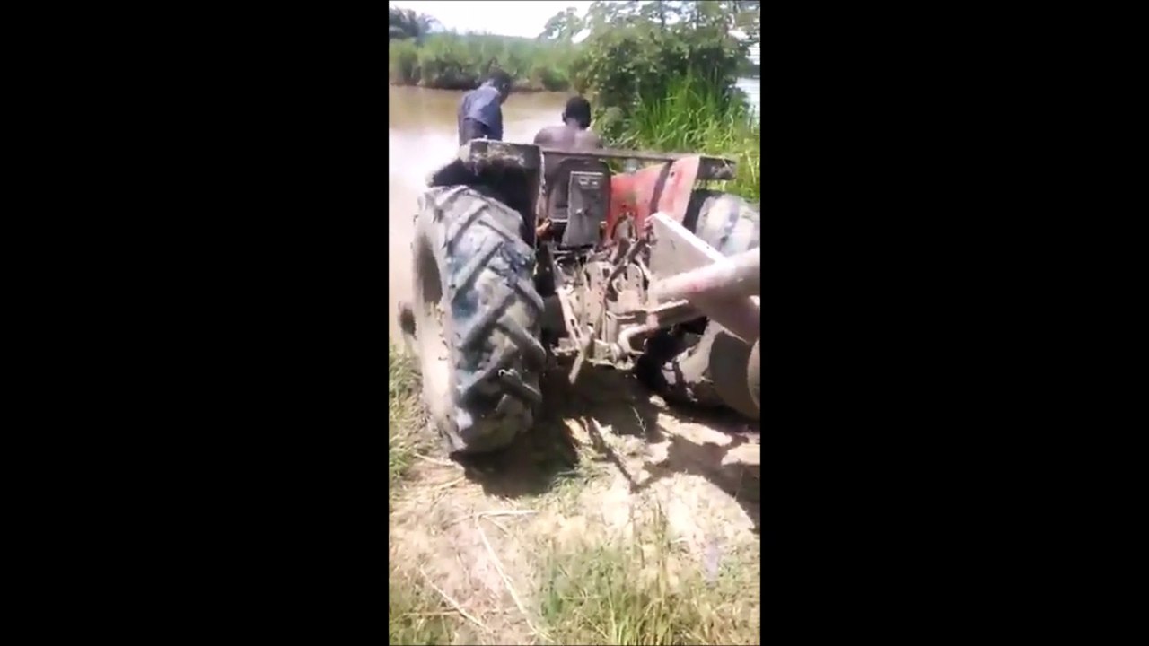 Il utilise un tracteur en tant que sous-marin dans une rivière boueuse