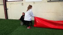 Les élèves de la MFR de Semur-en-Auxois font un exercice d'agility avec les chiens
