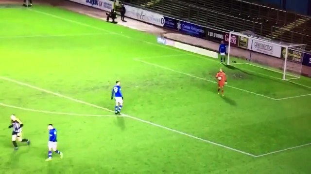 Un joueur très malin marque un but grâce à une technique sournoise !