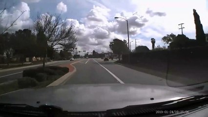 Un automobiliste oublie son clignotant pour changer de voie et ça finit mal pour lui !