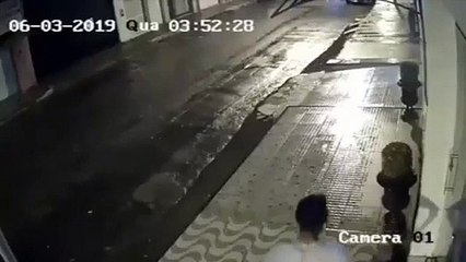 Il casse un pot de fleur et se fait punir par le karma