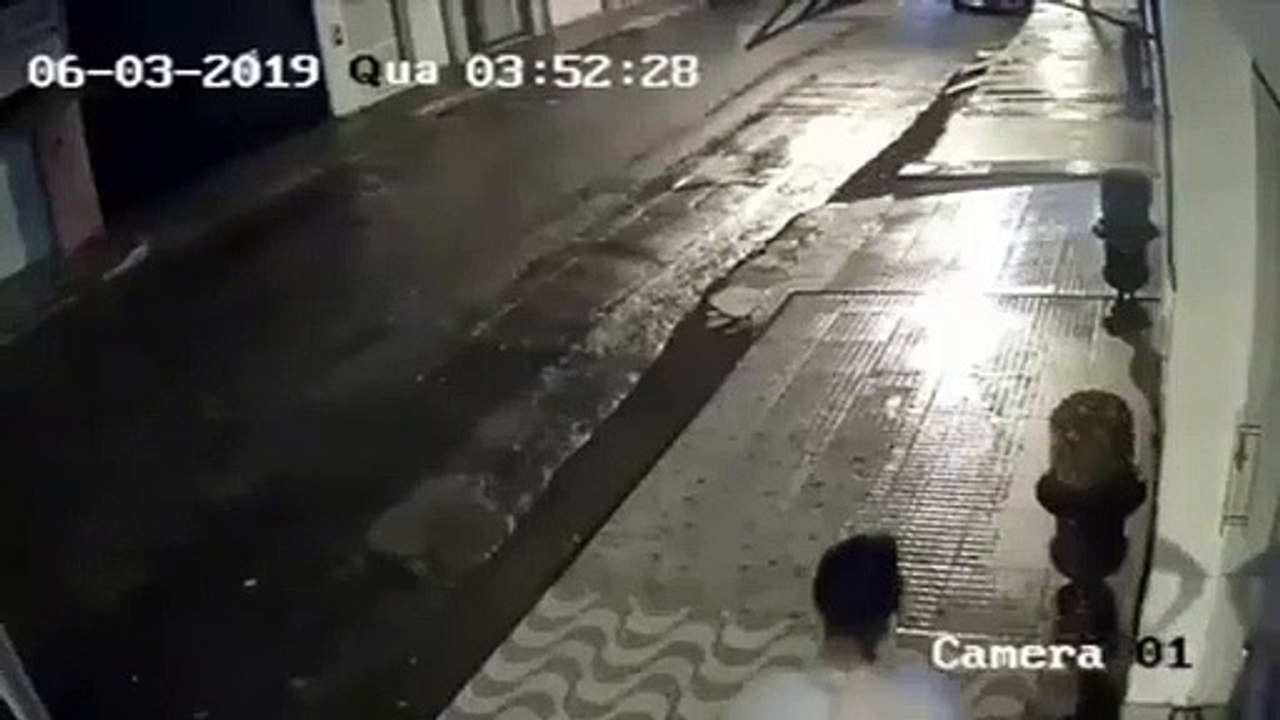Il casse un pot de fleur et se fait punir par le karma