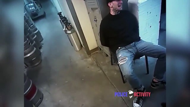 Un suspect arrêté fait l'erreur de cracher au visage d'un policier !