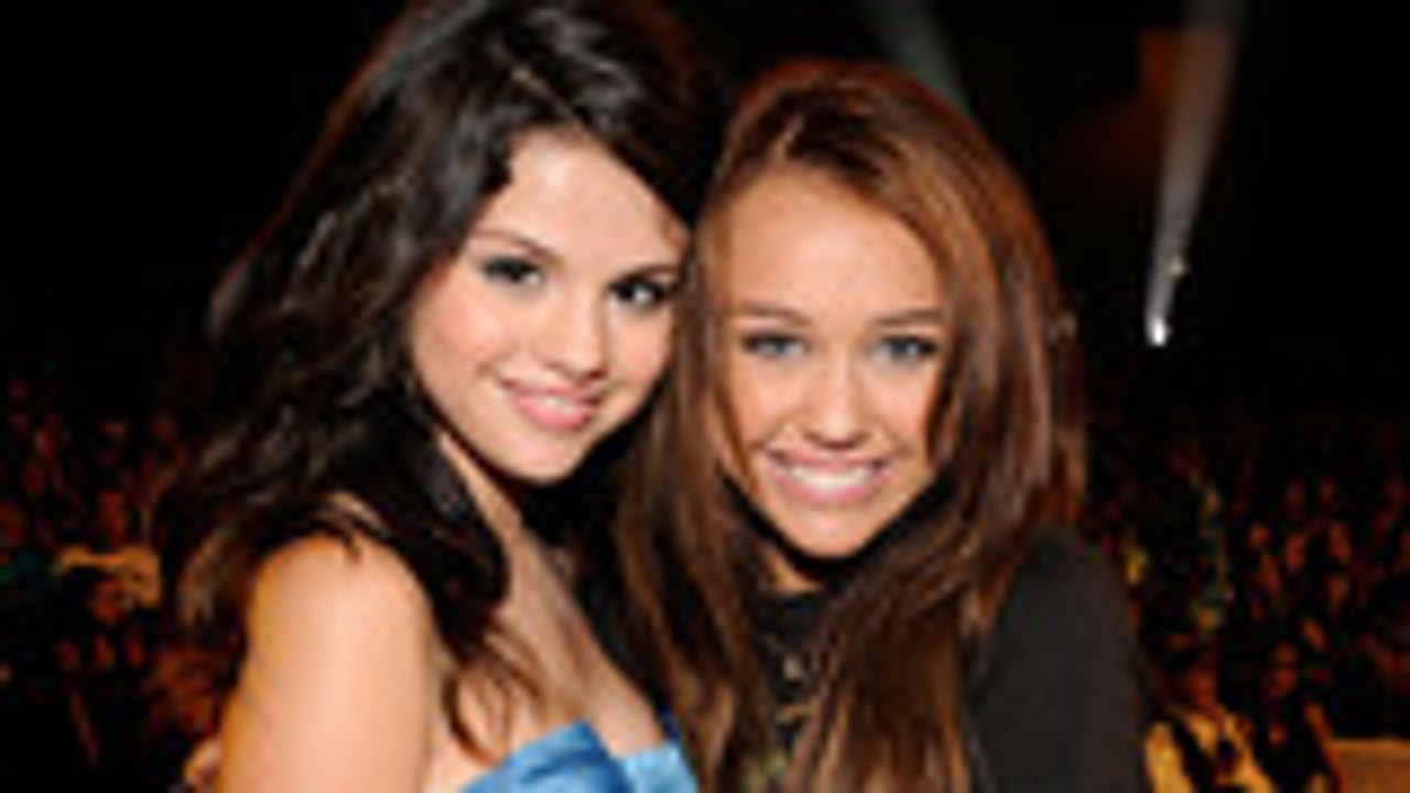 Selena Gomez Reacts to Miley Cyrus' '7 Things' Throwback | Billboard News