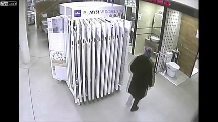 Elle utilise les toilettes de démo d'un magasin !