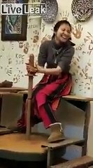 Poterie, elle moule un gros...