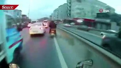 Motosikletli otomobil sürücüsüne saldırdı, o anlar kamerada