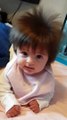 La coupe de cheveux de ce bébé est énorme !